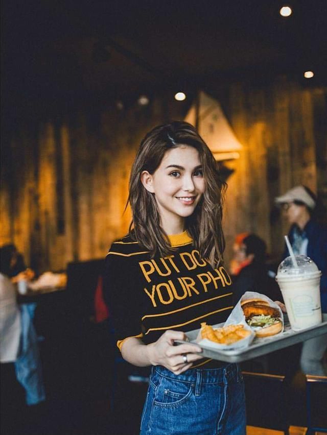 昆凌晒美照!周杰伦留言 这么漂亮的服务生