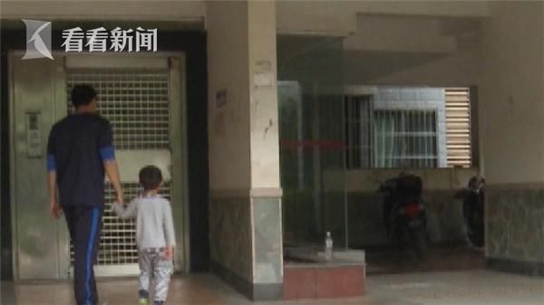 小区内大狗咬住4岁男孩手臂转圈 狗主人见状就