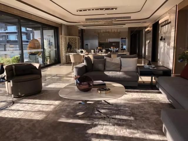 有钱人的焦虑:5000万身价,只能找个角落蹲着!