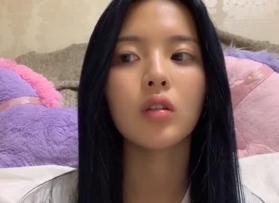杨超越被女生初中嫌弃同学黑,嘴巴说她初中像皮肤乳姐姐摇跑步图片