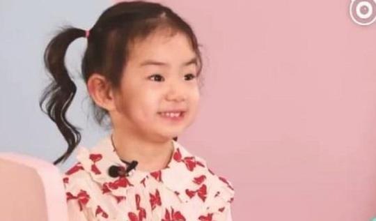 戚薇女儿用一个字形容爸爸,一句话大家了解李