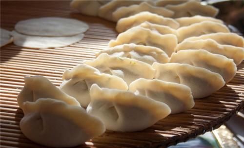 六旬老太创业,卖了8年饺子,今年赚百万