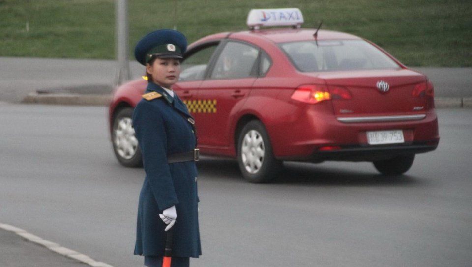 朝鲜街头看出租车，发现他们喜欢中国车，车上没计价器