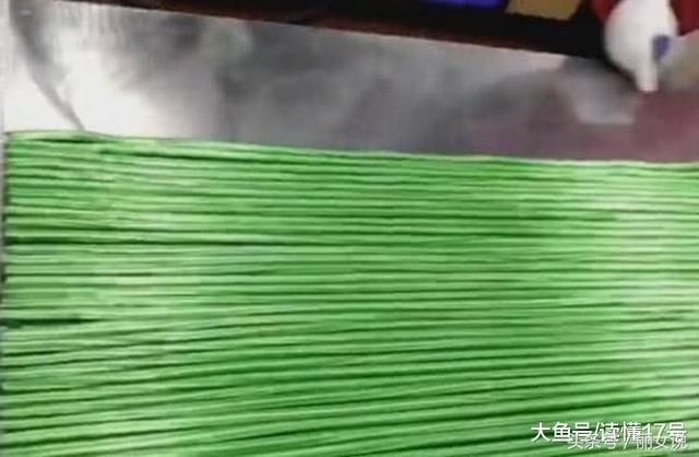 小哥卖这种美食小吃, 几十块一斤, 顾客一下买了许多