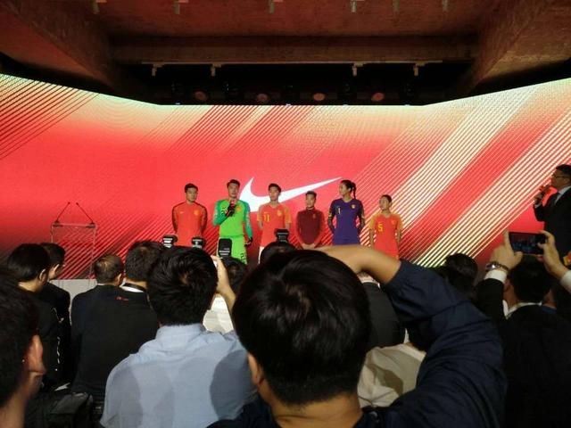 龙的元素图不再延续,国足新赛季主场球衣发布