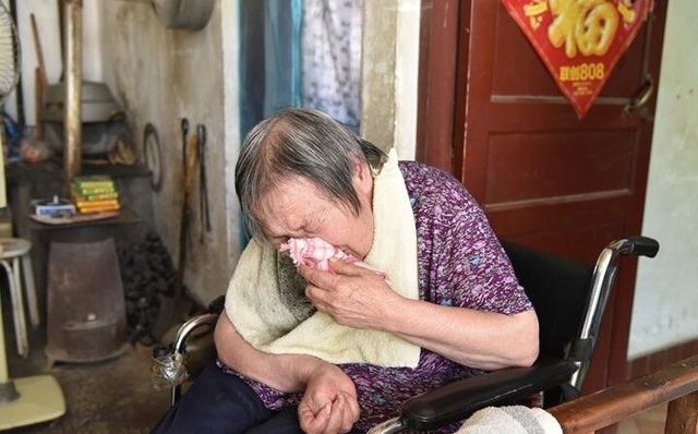 95岁老母去世,邻居禁止逝者乘电梯,家属无奈抬