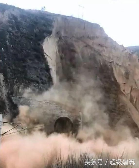 铁路隧道山体坍塌，基建狂魔速来救援！