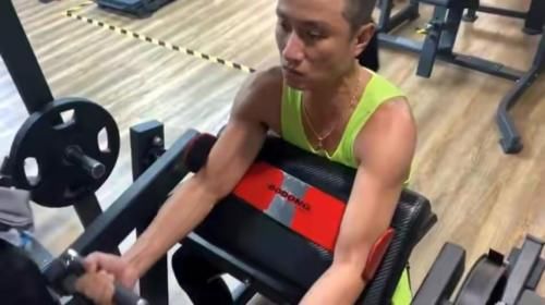 36岁文章现身机场，肩膀宽厚手臂都是肌肉，身材健硕很有男人味