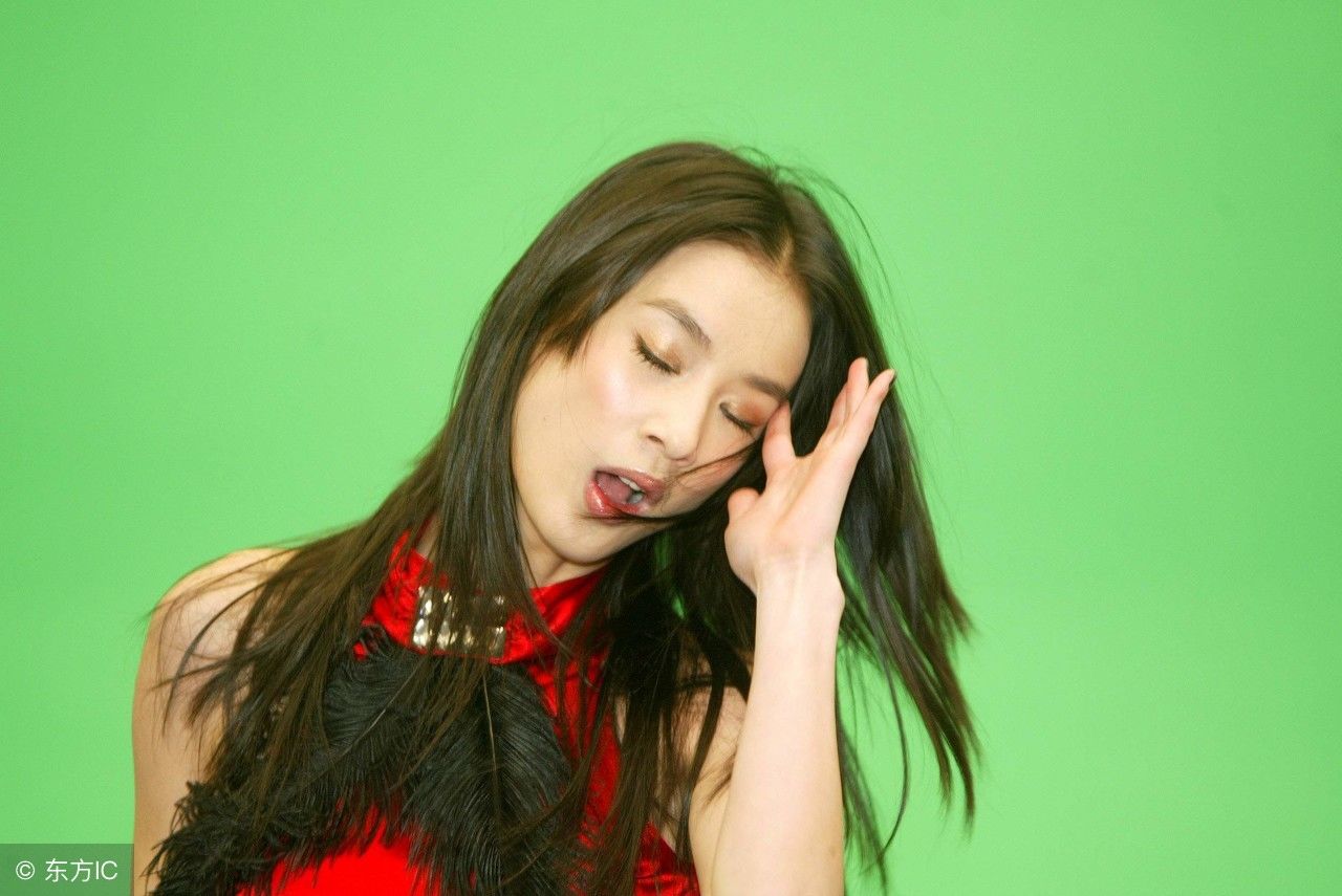 黄圣依穿无袖红上衣配黑裤亮相某活动,网友:这