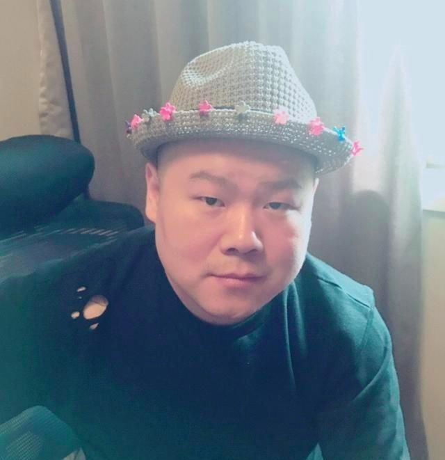 岳云鹏9岁女儿越长越漂亮，爱妻从手术中恢复，一家四口羡煞旁人