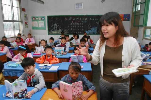 现在小学教师一个月工资有多少?