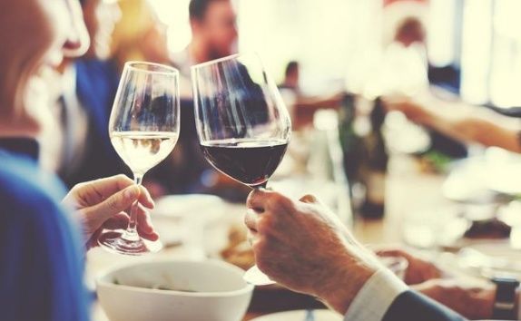 酒桌上有这3种表现的人最能"装",只能当酒肉朋友,就别