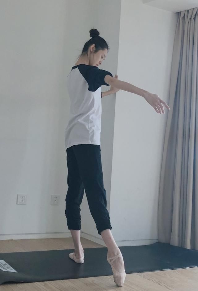 张艺凡成名后堪比换脸，没有了十级PS的腿型，这腿型看懵了