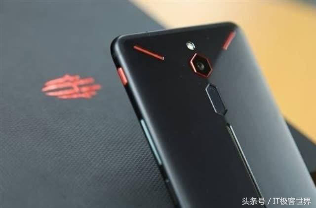 努比亚红魔游戏手机开箱,唯一遗憾少了手柄