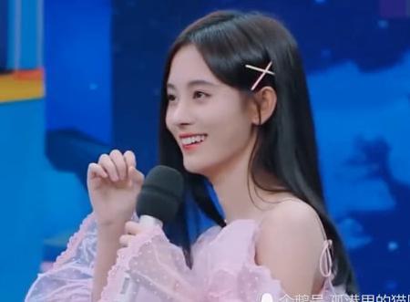 鞠婧祎身高159cm,看到她脚上的增高鞋时,网友