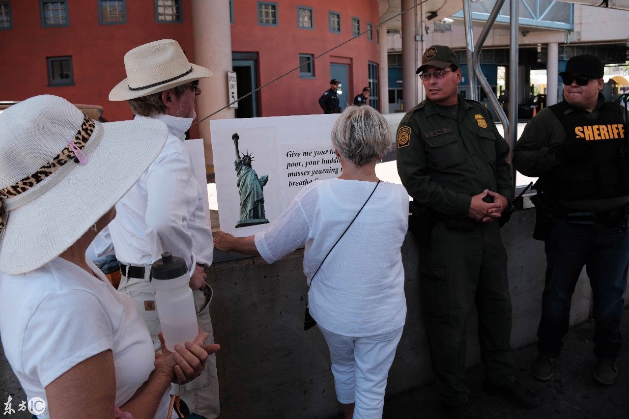 数万名美国公民上街游行示威起诉特朗普政府 