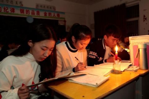 停电后,高三的学生们秉烛夜读