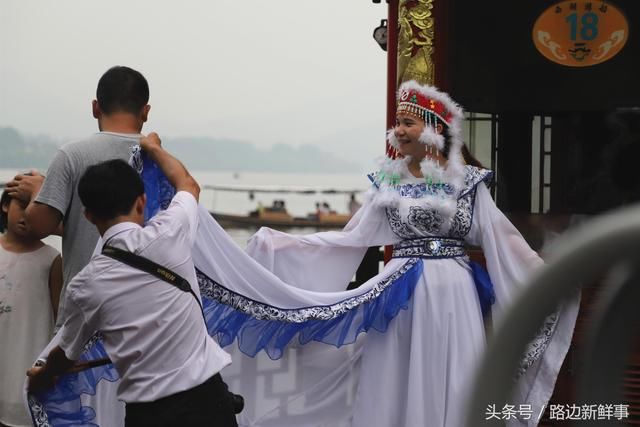情侣游西湖扮乾隆和香妃，游客笑称“最霸气婚纱照”