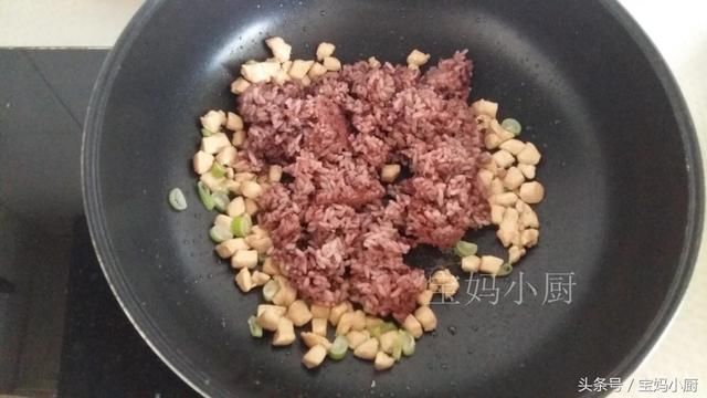 我用水果给儿子做饭，再放点肉，香的儿子直尖叫，直说要连吃三顿