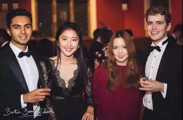 牛津华裔女辩手刷屏,长得美说啥都对?对英语能