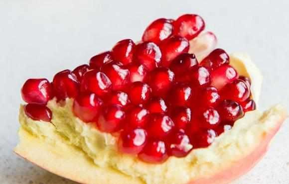 秋季,石榴是好水果,可吐籽真烦,那吃石榴要不要