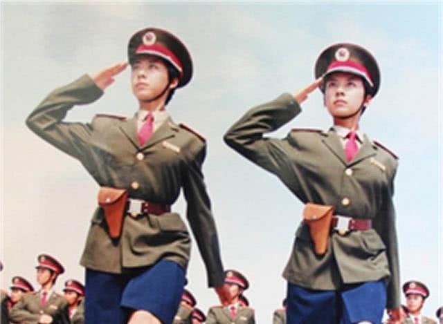 中国双胞胎最美女兵,曾上春晚轰动全国,如今生活落差有点大 通博