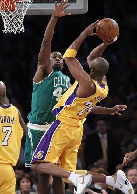 5张照片感受科比腰腹力量有多强,最后1张成为