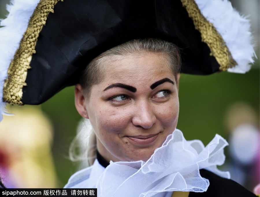俄罗斯滨海边疆区监狱举行时装秀 演绎中世纪