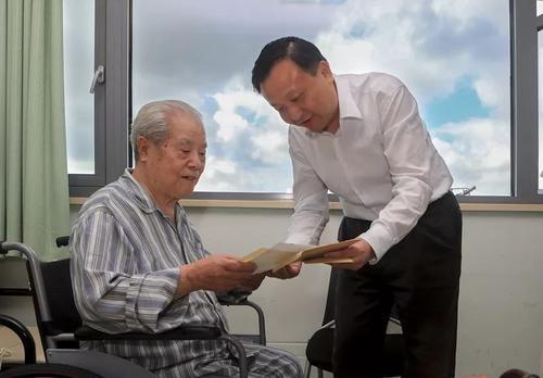 【关注】区委副书记、区长华源来我院慰问住院