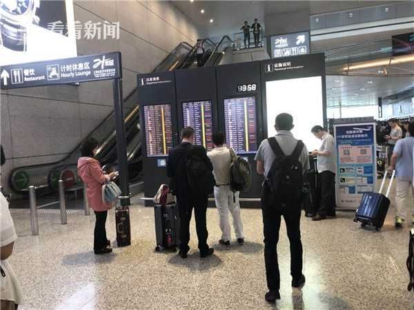 上海机场航班大面积延误取消 长三角高铁票抢手