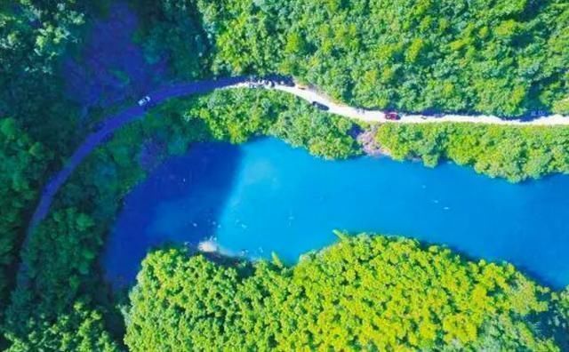 中国国内藏着不少旅游之地:四川九寨沟,贵州六