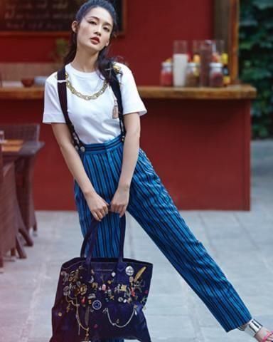 李沁终于公开恋情?高颜值穿搭私服太时尚,网友