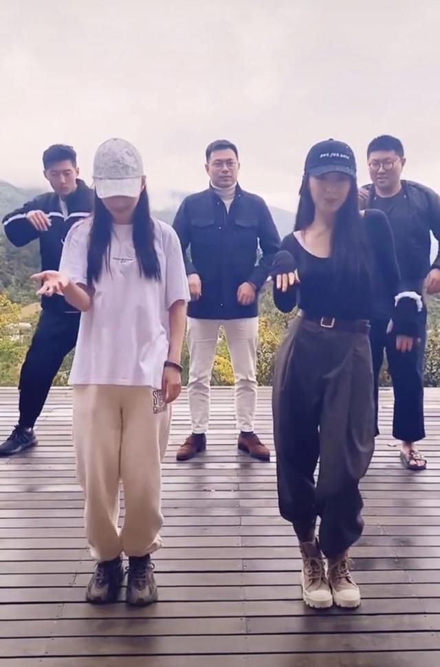 窦骁带女友见老家发小,打卡景点摆六角星,悄悄与何超莲牵手