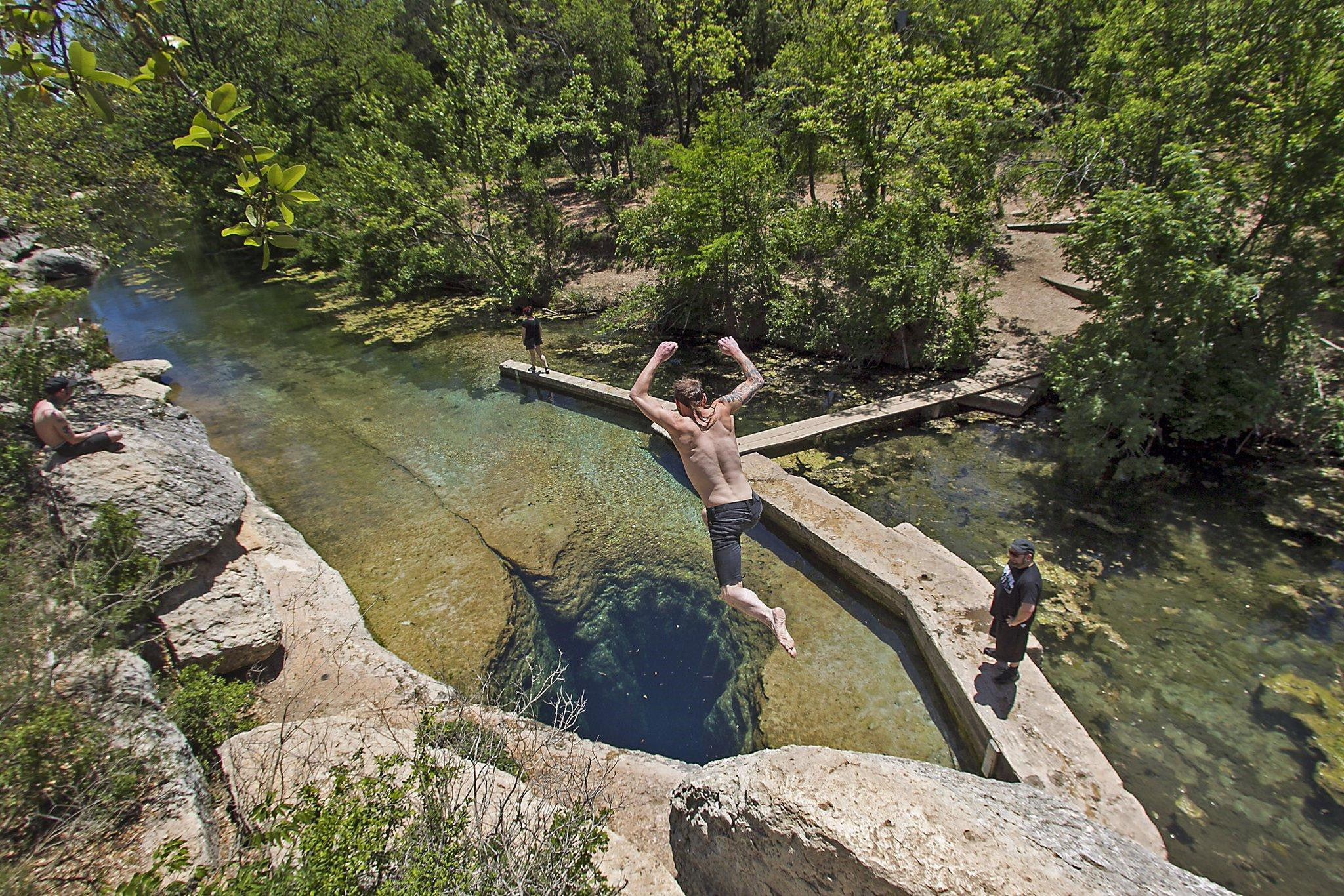 直击一个“杀人不见血”的水潭，但仍旧每年有不少人不顾生死来玩