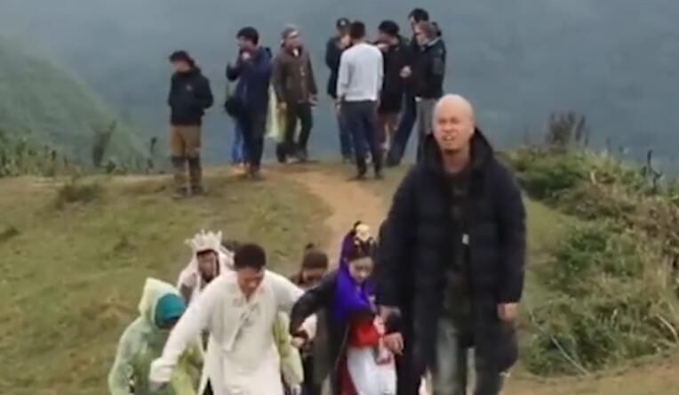 赵丽颖突然抱住冯绍峰的手臂，谁注意到冯绍峰反应？关系一目了然