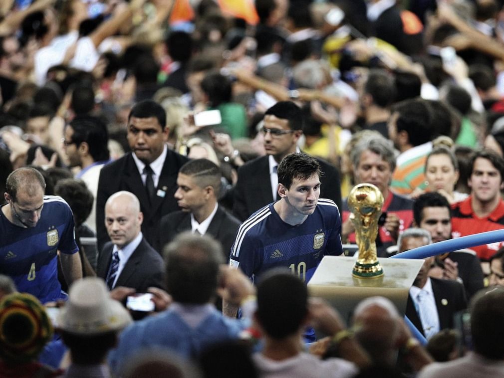 世界杯记忆:梅西凝视大力神杯的眼神,让无数