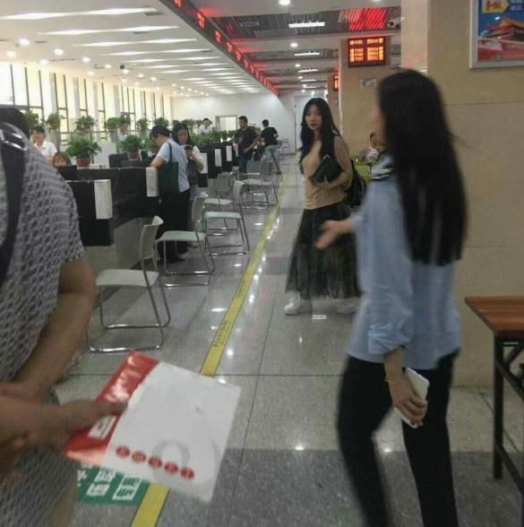 直播卖货后,柳岩被曝现身老家一口气买10套房 直播卖货后,柳岩被曝现身老家一口气买10套房