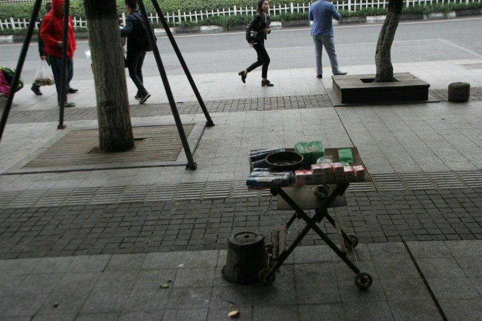 重庆街头“无人雨伞摊”考验诚信，市民买雨伞买纸巾全靠自觉