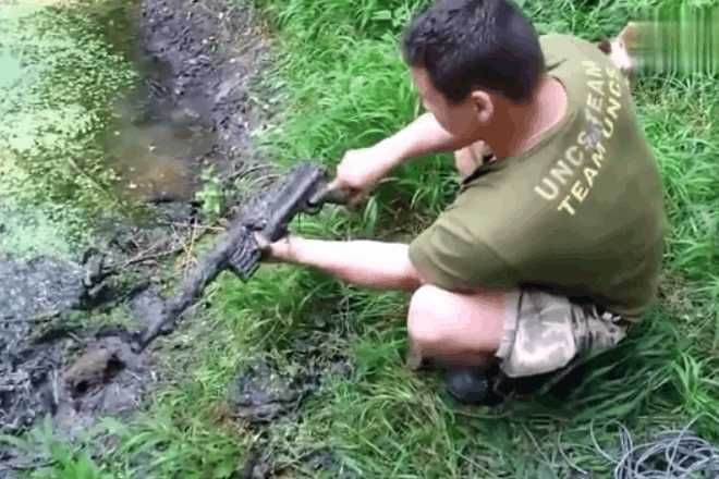 男子将强力磁铁扔进野外的小河里, 看到吸上来