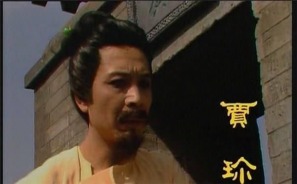 贾珍过年时骂了一个人，暗隐了两个信息