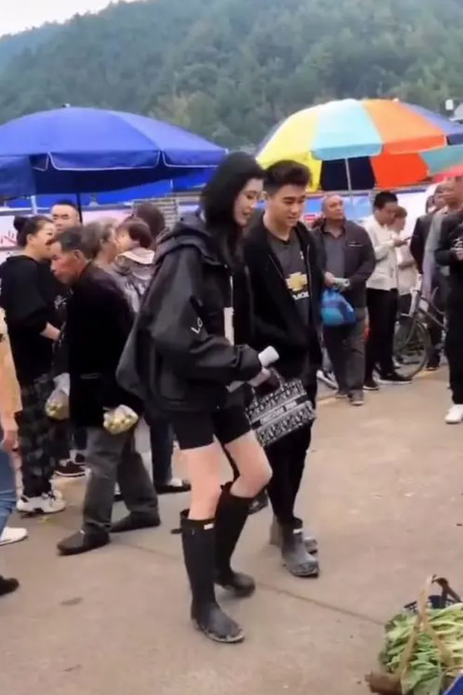 好浪漫!奚梦瑶头靠何猷君肩膀 二人共赏烟花