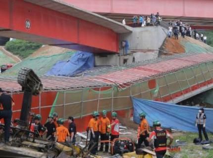 难受!韩国大桥崩塌死伤54人,上千亿打水漂,韩民