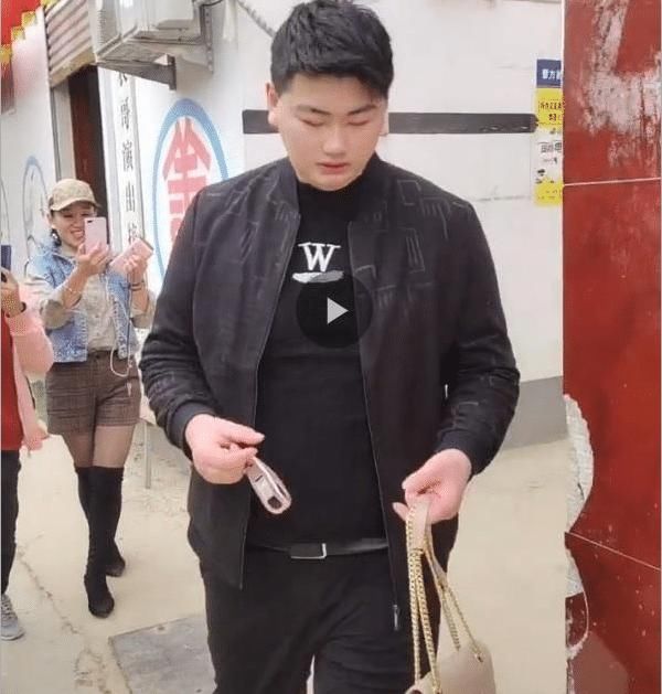 大衣哥儿媳回新家，小伟帮她拎包不高兴，网友：驾驭不住！