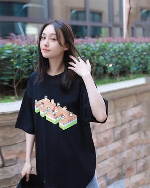 郑爽素颜出镜大秀漫画腿,漫画黑帽配印花T恤,渔夫罗根暮狼图片
