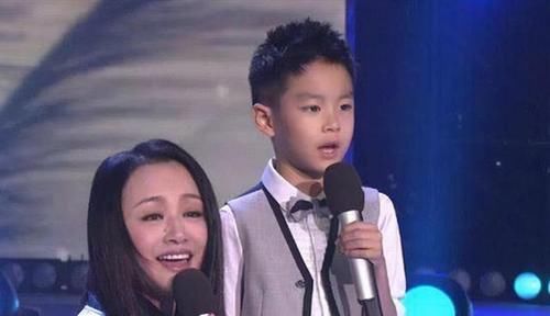 曹颖儿子男神式长大，继承父母的优点，9岁颜值十分俊俏