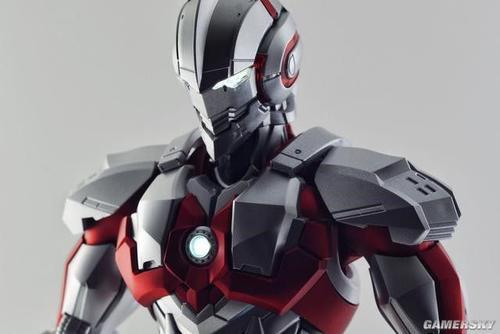 《机动奥特曼》并不钢铁侠 他只是一个中二自