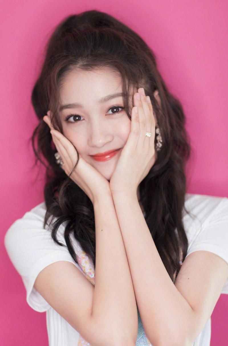 关晓彤可爱俏皮活动写真图片