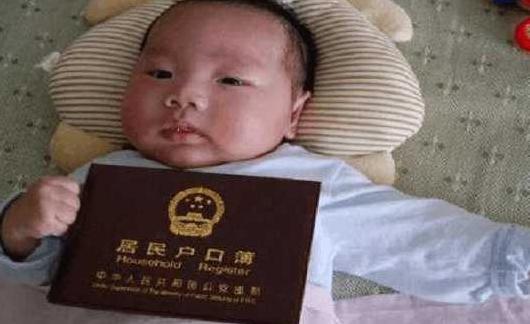 宝宝的名字被护士姐姐写错了,上户口时,爸妈将