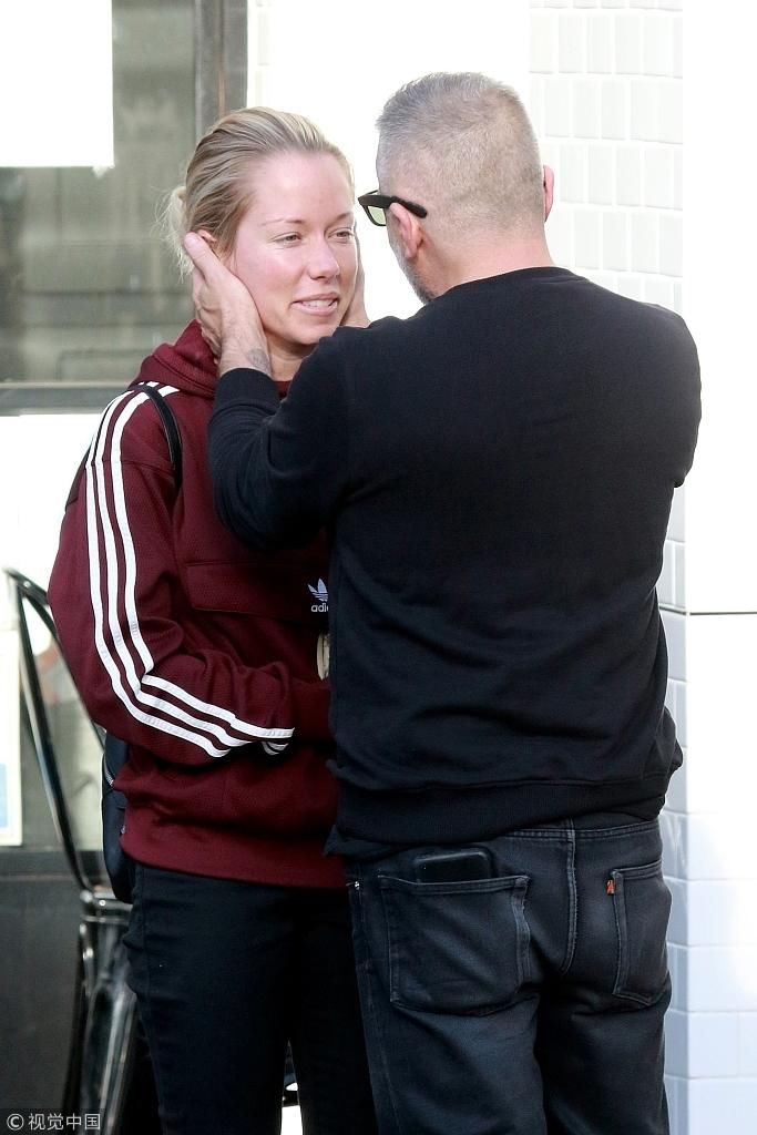 肯德拉威尔金森与神秘男子玩摸脸杀 素面朝天