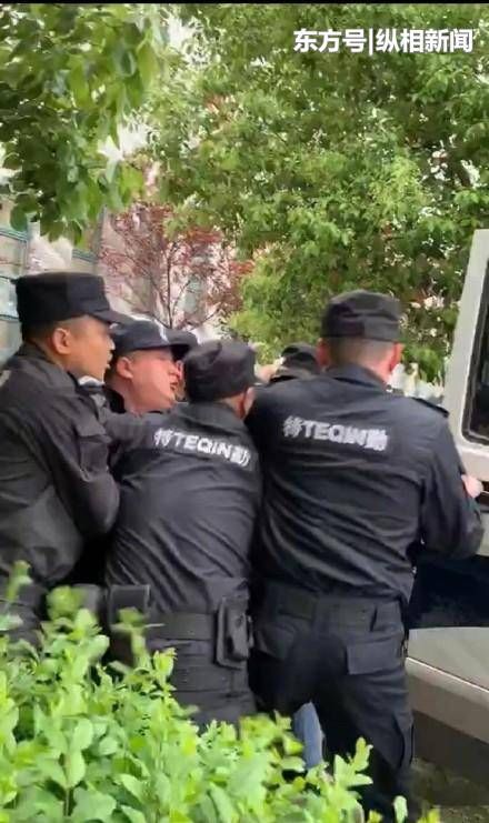 南京应用技术学校发生冲突,有人打砸门窗报亭